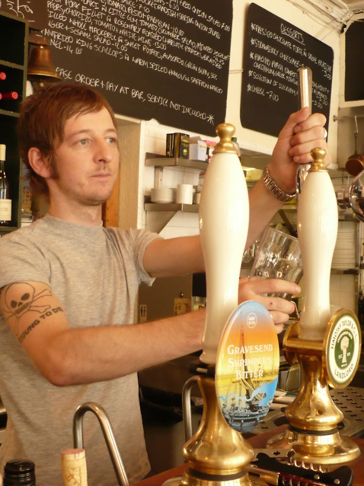 Barkeeper in einem Pub in London. Die Finanzkrise setzt der britischen Pub-Kultur schwer zu.