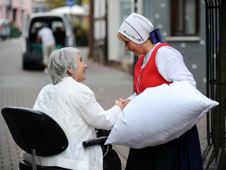 Volksnahe Märchenfigur: Als "Frau Holle" spricht Marlu Stoffels in Hessisch Lichtenau mit einer Passantin.