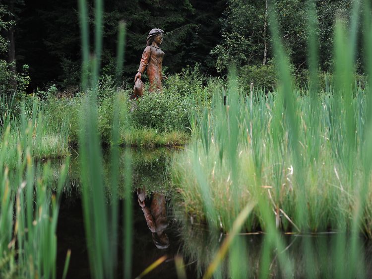 Holzfigur der "Frau Holle" am Frau-Holle-Teich auf dem Hohen Meißner bei Hessisch Lichtenau.