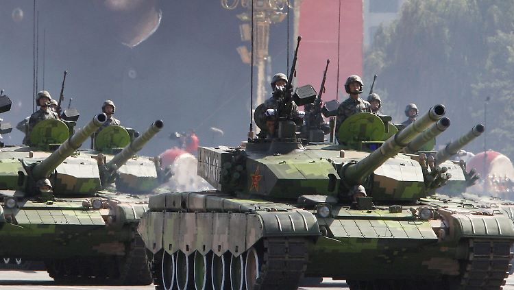 Parade in China: Das Land rüstet massiv auf. Und hilft auch anderen dabei.