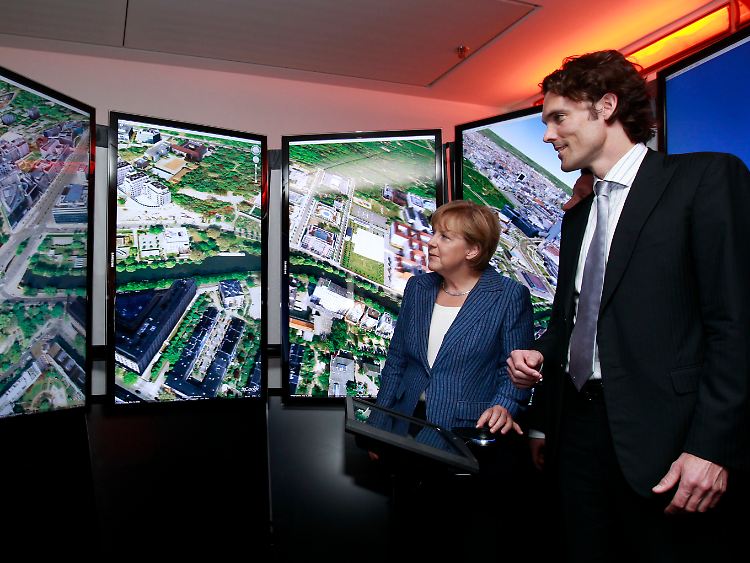 Zuständig für Nord- und Zentraleuropa: Bei einer Veranstaltung in der CDU-Zentrale zeigt der Google-Manager Philipp Schindler (rechts) der Kanzlerin, was mit der Anwendung Google-Earth und ein paar Flachbildschirmen heutzutage alles möglich ist.