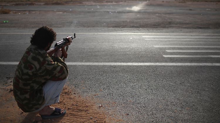 Ein Rebell  mit einem Gewehr vor Bani Walid.