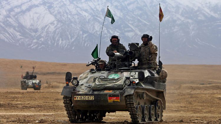 Deutsche Panzer im Februar 2006 bei einem Manöver mit der afghanischen Armee.