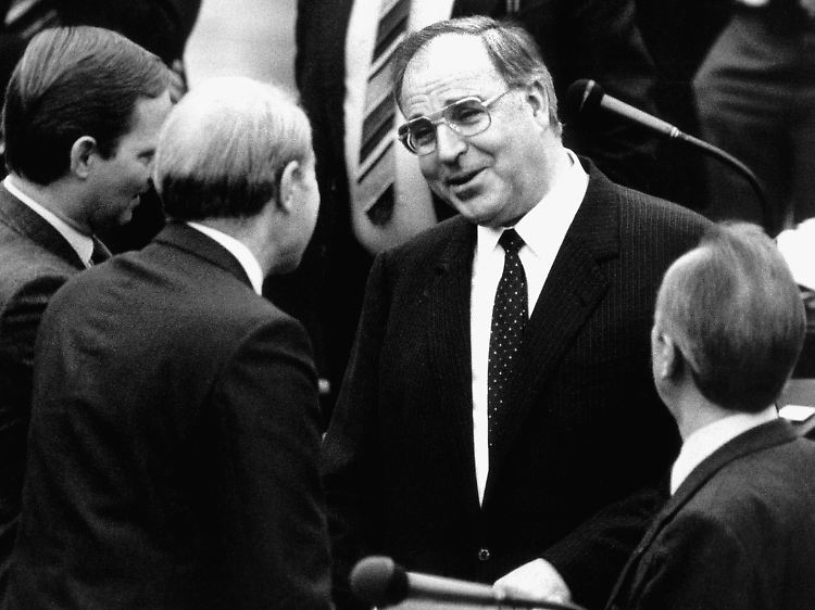 17. Dezember 1982: Kohl, erst zwei Monate zuvor zum Kanzler gewählt, lässt sich das Misstrauen aussprechen.