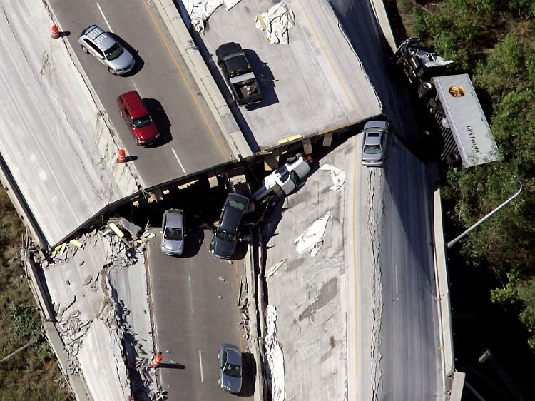 Der Einsturz einer viel befahrenen Mississippi-Brücke im August 2007 erschüttert das Vertrauen der US-Bürger in ihre Infrastruktrur schwer.