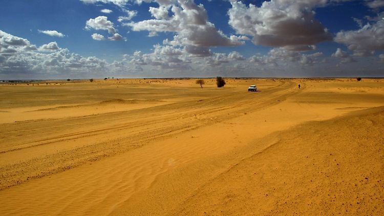 Die Weiten der Sahara: Fuhr der Konvoi durch Südalgerien? Ist Gaddafi überhaupt an Bord?