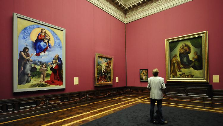 Die Ausstellung "Himmlischer Glanz. Raffael, Dürer und Grünewald malen die Madonna" vereint "Die Sixtinische Madonna" (r.) und die "Madonna di Foligno" (l.) des italienischen Malers Raffael (1483-1520), im Semperbau des Zwingers in Dresden.