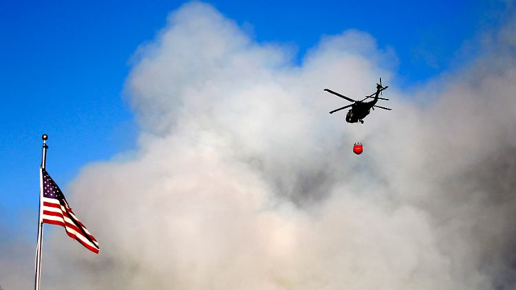 Brandbekämpfung aus der Luft am Himmel von Texas.