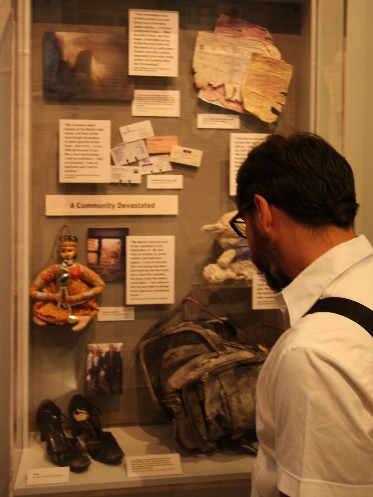 Vitrine mit Erinnerungs- und Fundstücken aus den Trümmern des zusammengestürzten World Trade Centers.
