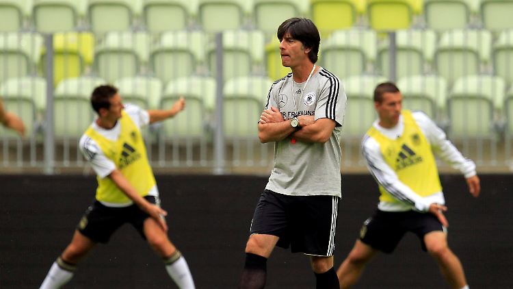 Training im Geburtsland: Mirsolav Klose, links, und Lukas Podolski, rechts, unter Anleitung des Bundestrainers.