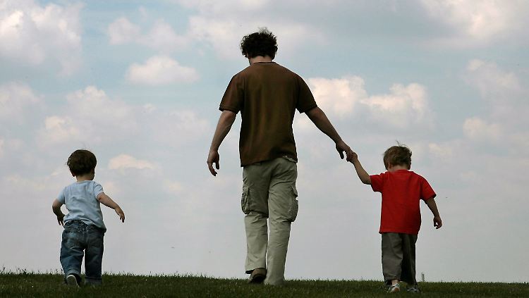 Die Statistik legt nahe: Väter fühlen sich offenbar stärker für die Erziehung ihrer Kinder zuständig als in den vergangenen Jahren.