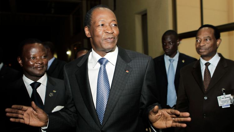 Asyl für einen fliehenden "Revolutionsführer"? Blaise Compaoré vor der Presse.