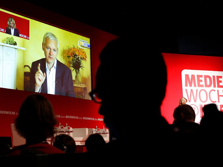 Assange beantwortet in einem Videointerview auf der Medienwoche der Funkausstellung IFA in Berlin Fragen.