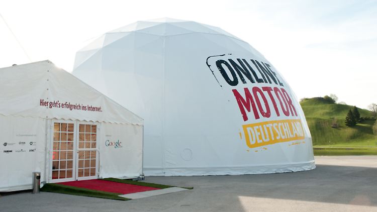 Ein großes Kuppelzelt dient als mobiles Expertenzentrum.