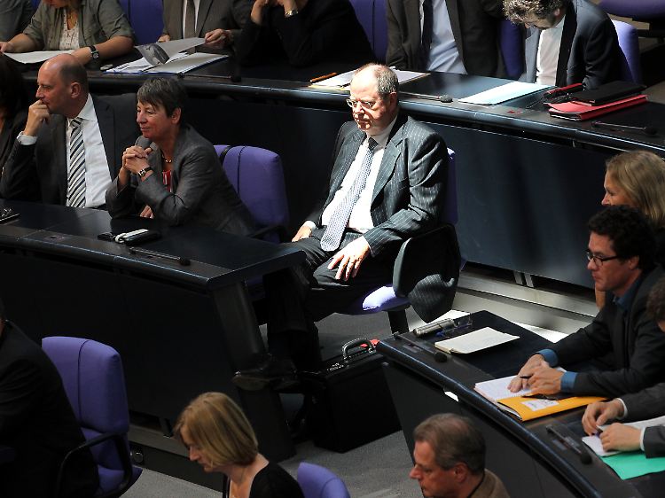 Die Lichtgestalt sitzt in der fünften Reihe: Steinbrück reizte den Finanzminister mit Zwischenrufen.
