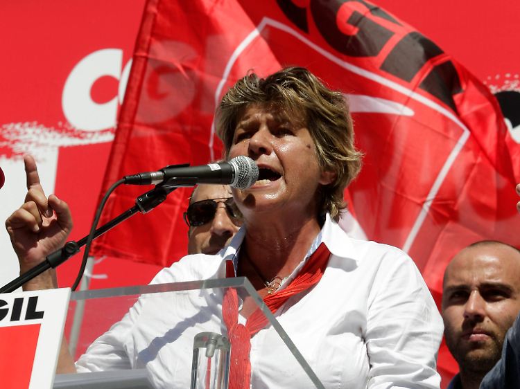 "Unser Motto ist einfach: Mögen die mehr zahlen, die mehr haben und noch nie gezahlt haben", sagt Susanna Camusso vor dem Kolosseum.