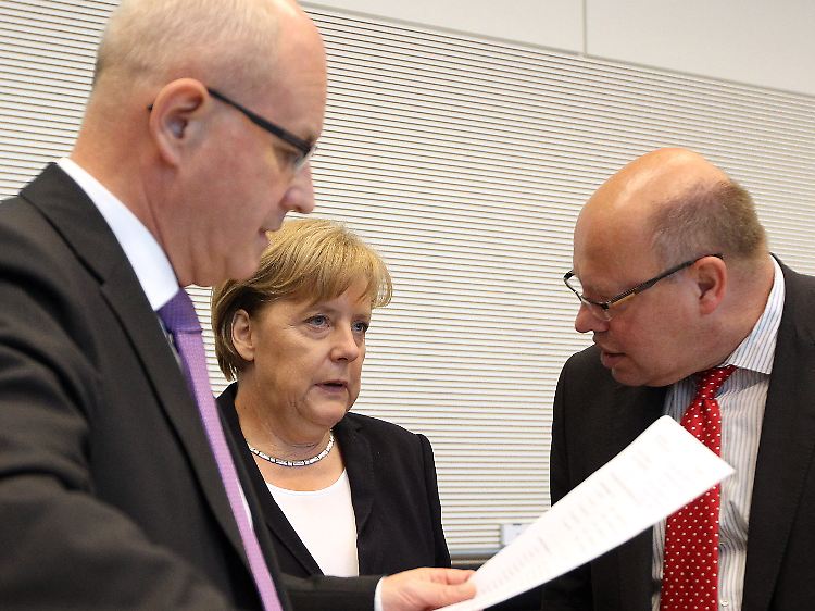 Unionsfraktionschef Kauder, Kanzlerin Merkel und Fraktionsgeschäftsführer Altmaier versuchten am Montag vergeblich, eine ausreichend große Zahl von Unionsabgeordneten auf Linie zu bringen.