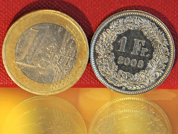 Die Schweizer Nationalbank (SNB) reagiert auf die jüngste Rekordjagd des Schweizer Franken und legt einen Mindestkurs zum Euro fest.