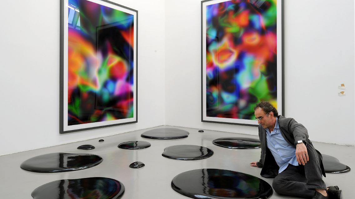 Die beiden Bilder "Substrat" von Thomas Ruff spiegeln sich in den schwarzen Seen aus Keramik "Oil Spills, 2007" des chinesischen Künstlers Ai Weiwei.