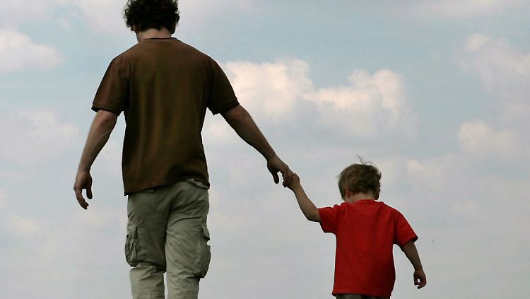 Auch der Zeitpunkt einer Heirat hängt offenbar mit dem Vater und seiner Anwesenheit zusammen.