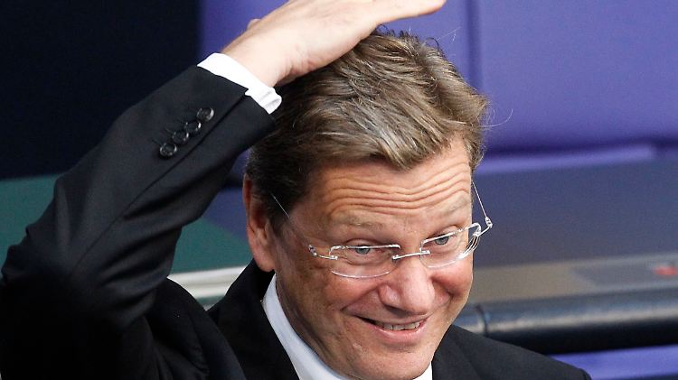 Westerwelle verfolgt die Generaldebatte im Bundestag.