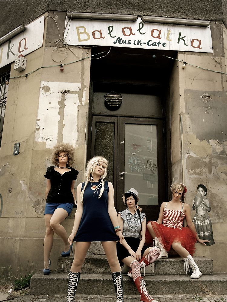Sie machen Rattle-Folk-Pop-Rock-Bluegrass-on-Circus-with-Cowboy-and-Indian-Music - was sonst?
