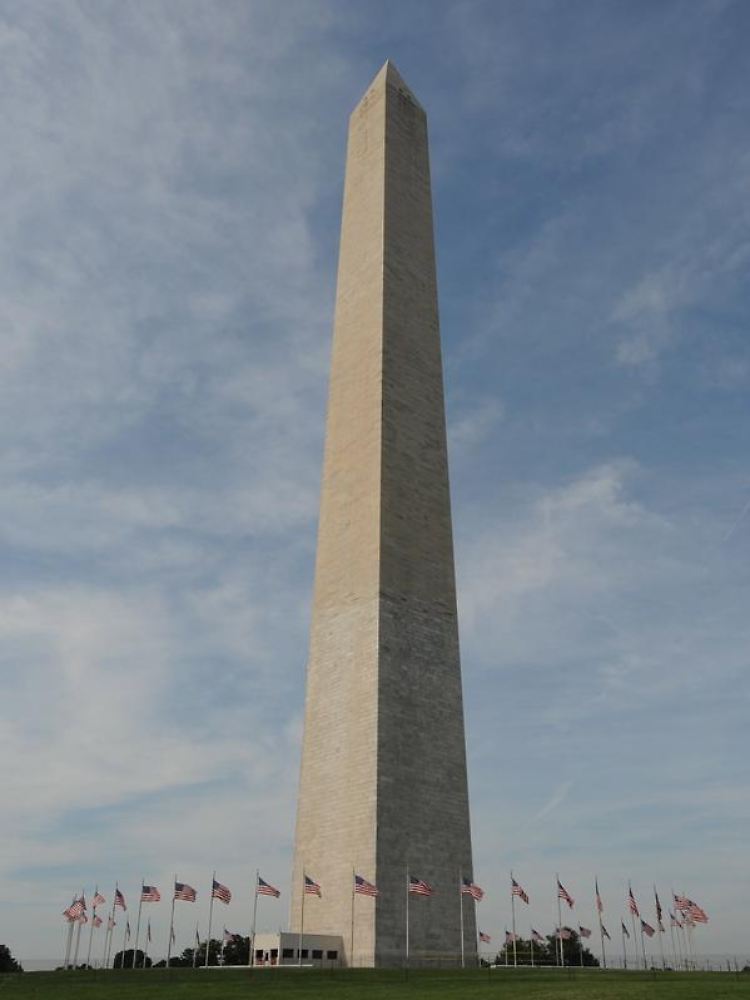 Das Washington Monument hat Risse bekommen.