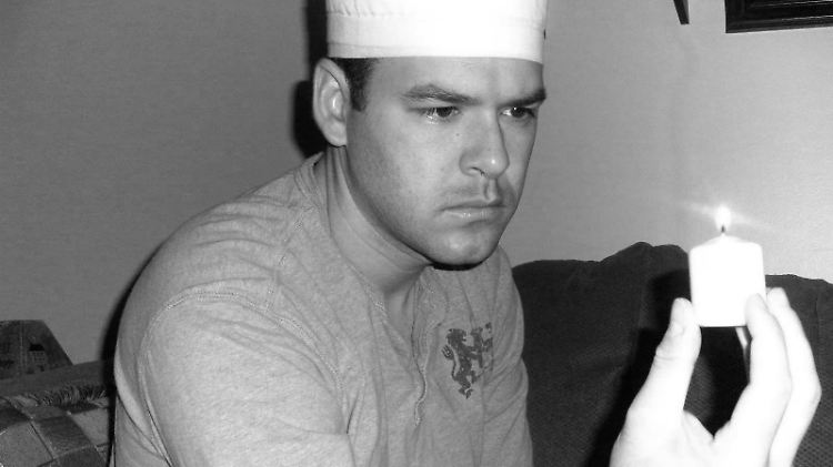 Andrew Bowen zelebriert ein Ritual des Zoroastrismus.