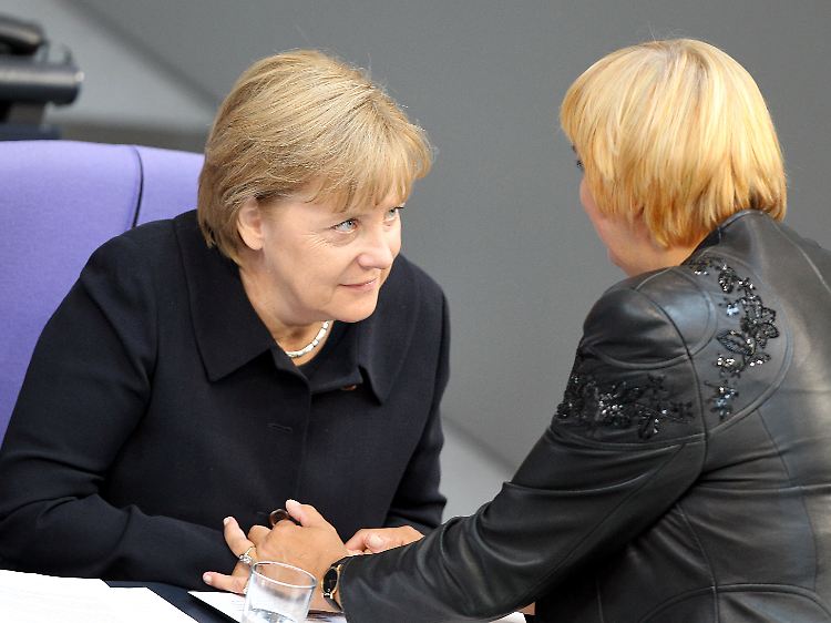 Merkel trug bei der Debatte im Bundestag schwarz. Am vergangenen Freitag war ihr Vater gestorben. Hier kondoliert Grünen-Chefin Claudia Roth.