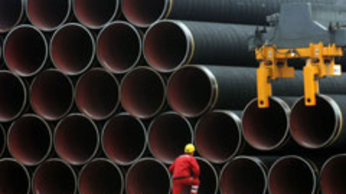 Auf dem Gelände des Fährhafens Sassnitz bei Mukran auf Rügen stapeln sich Stahlrohre für die Ostseepipeline.