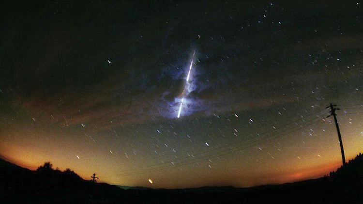 Ein Meteorit verglüht in der Erdatmosphäre.
