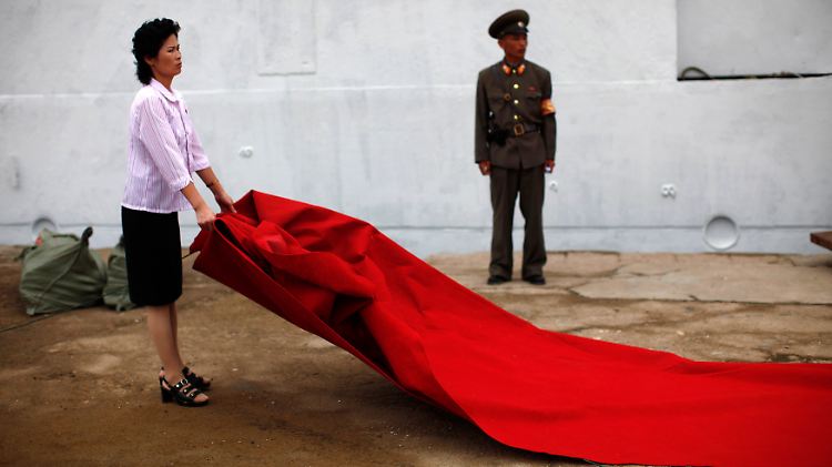 Roter Teppich für die Zeremonie zur Abfahrt der "Man Gyong Bong" in der nordkoreanischen Stadt Rason nördlich von Pjöngjang.