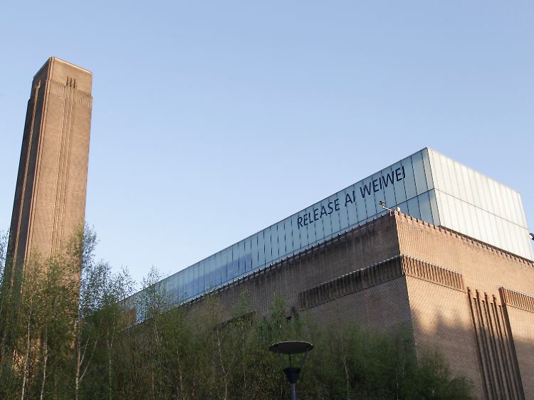 "Lasst Ai Weiwei frei!" Politische Botschaft an der Fassade der Tate Modern im April 2011. Zu der Zeit war im Haus eine Installation von ihm zu sehen.