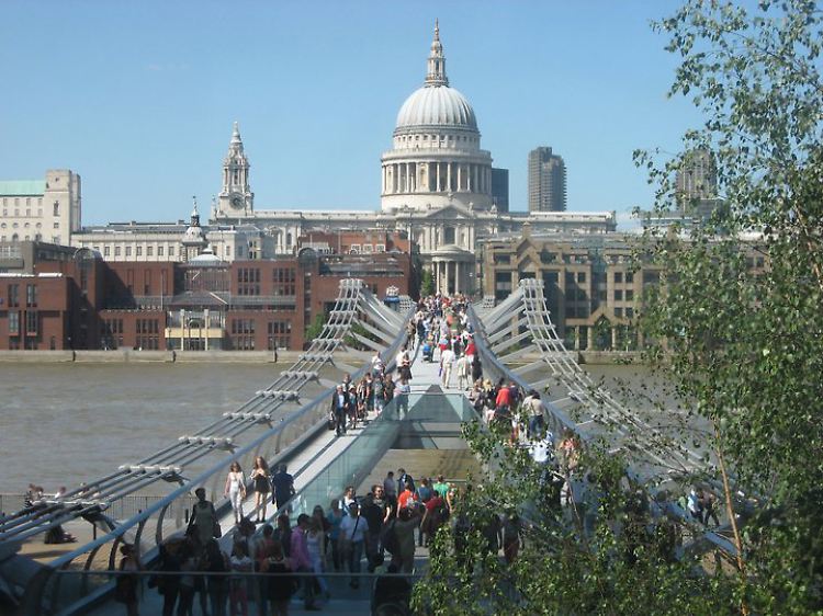 Von der Tate Modern führt die "Millenium Bridge" von Sir Norman Foster über die Themse zur St. Paul's Cathedral.