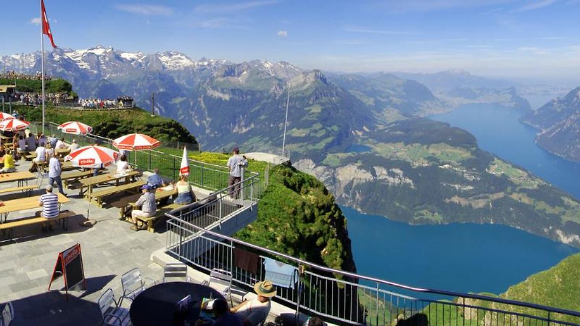 Der Höhepunkt: Von der Aussichtsplattform auf dem Fronalpstock sieht man bei klarer Sicht zehn Seen und die berühmten Luzerner Hausberge Rigi und Pilatus.