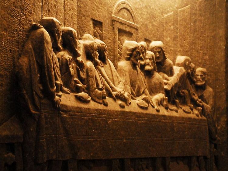 Bildhauerkunst in der Kinga-Kapelle im Bergwerk von Wieliczka: Das Fresko "Das letzte Abendmahl" von Leonardo da Vinci war Vorlage für das Salzrelief von Antoni Wyrodek.