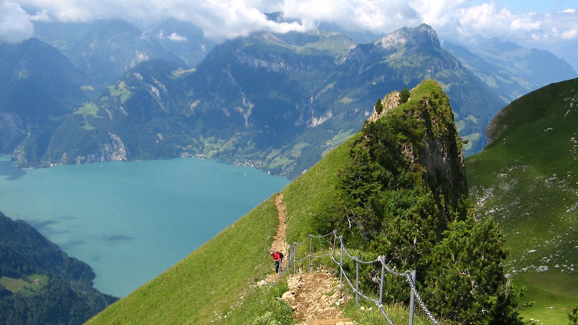 Der Gratwanderweg ist gerade breit genug, dass zwei Wanderer nebeneinander gehen können. Steile Abschnitte sind mit Ketten gesichert.