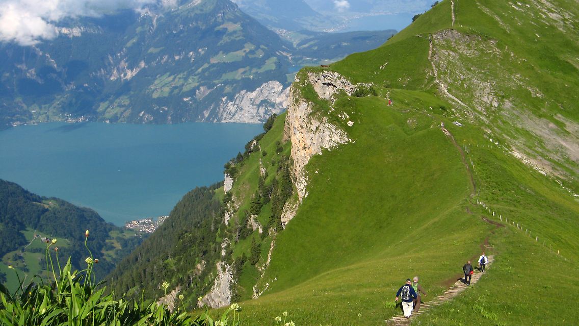 Über eineinhalb bis drei Stunden bietet der Gratwanderweg Stoos prachtvolle Ausblicke auf den Urnersee und die Bergwelt ringsum.