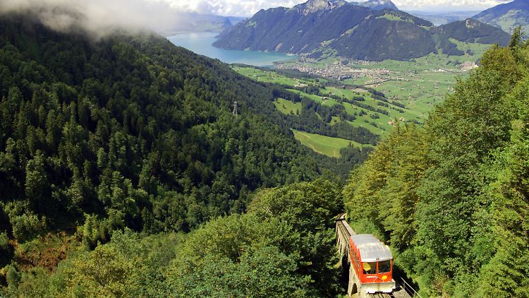 Der rote Stoos-Express bringt seit 1933 Touristen von Schlattli hinauf ins Örtchen Stoos auf 1300 Metern, zum Teil auf Abschnitten mit erheblichen Steigungen.