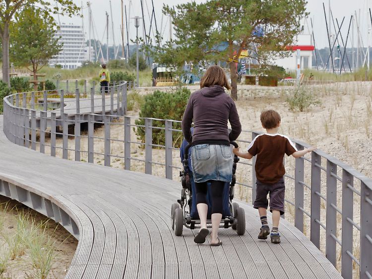 ... geschwungene Linienführung: neue Promenade durch die Dünen in Scharbeutz.
