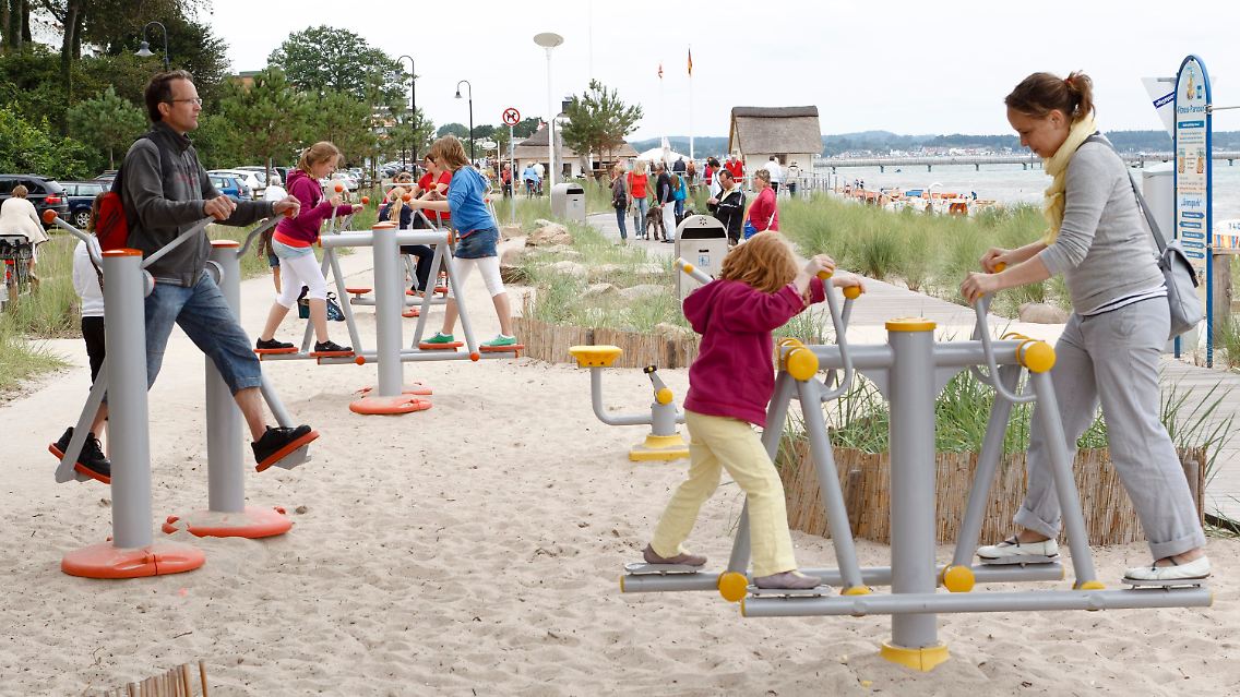 Neue Outdoor-Fitnessanlage in Scharbeutz: Spielanlagen für Jung und Alt sowie Fitnessgeräte gehören zu den Neuerungen in den Ostseebädern.
