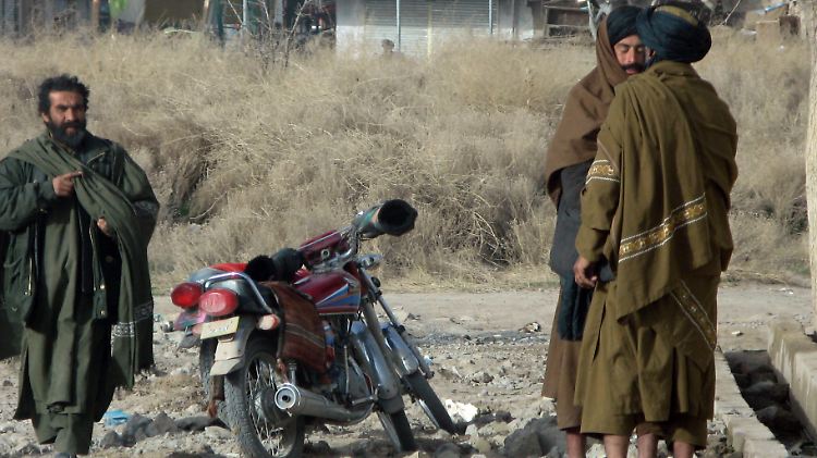 Straßenszene in der Nähe des Basars in Tarin Kowt. Die Provinz Urusgan ist selbst für südafghanische Verhältnisse konservativ: Auf dem Markt äußern Afghanen offen ihre Sympathien für die Taliban.