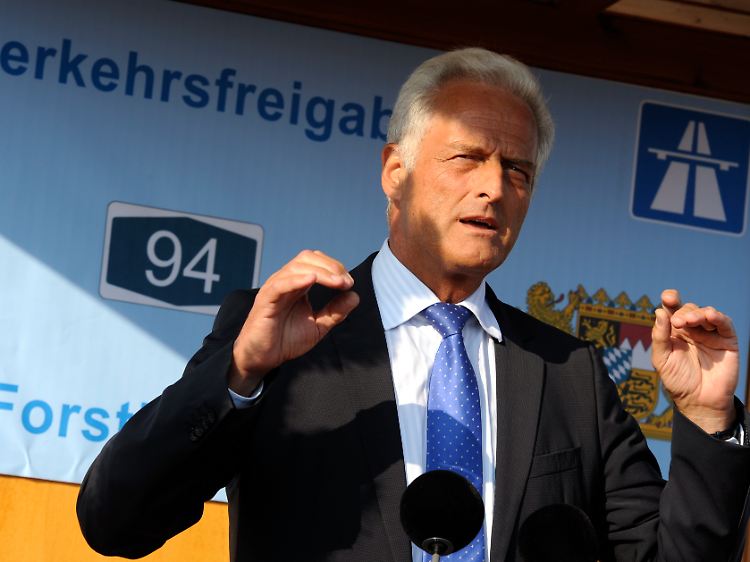 Verkehrsminister Peter Ramsauer Ende August bei der Freigabe des Autobahnabschnitts der A94 Forstinning - Pastetten.