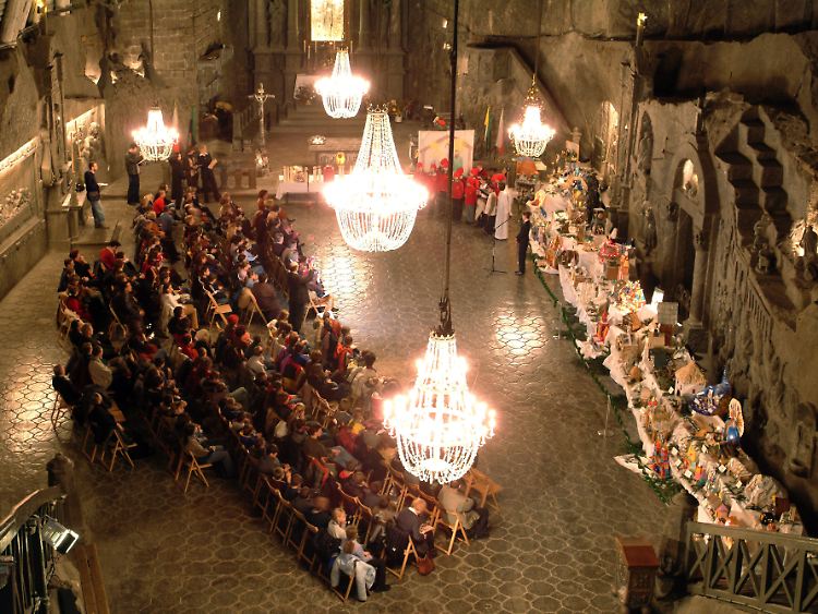 Sie wird für Gottesdienste genutzt und regelmäßig heiraten dort Paare: Die Heilige Kinga-Kapelle ist ein Hingucker in 101 Metern Tiefe.