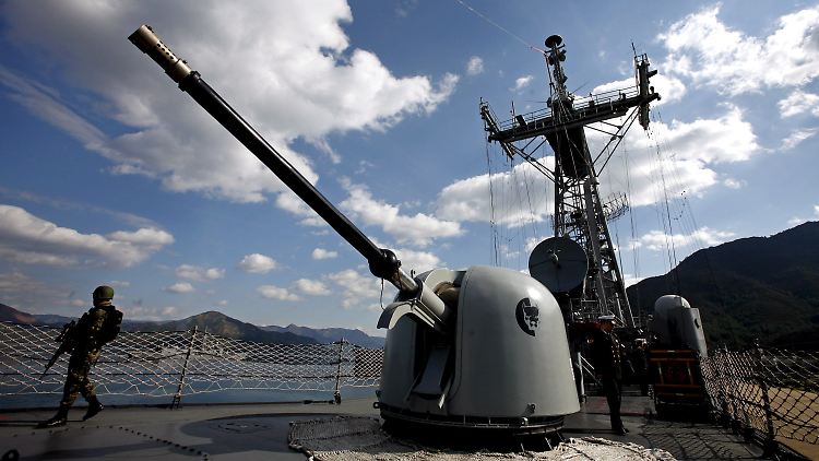 Ein türkischer Soldat einer Sondereinheit an Deck der türkischen Fregatte TCG Giresun, bevor sie den Hafen von Aksaz verlässt (Archivaufnahme).