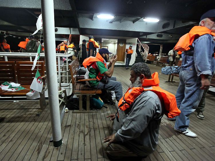 An Bord der "Mavi Marmara" am 30. Mai 2010: Aktivisten tragen Schwimmwesten beim Gebet vor der Küste Israels.