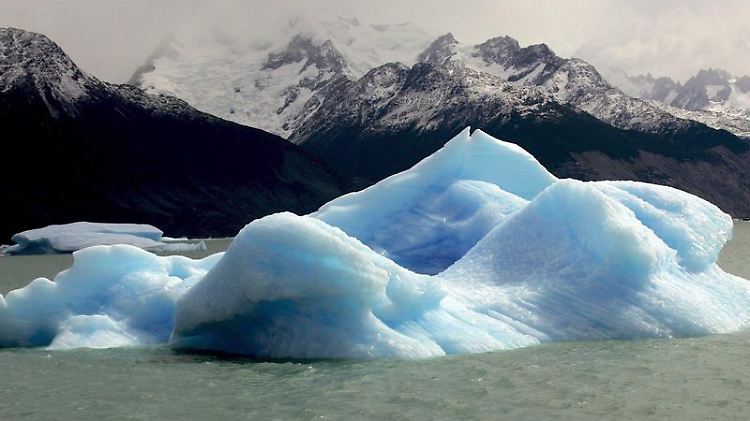 Großer Eisblock auf dem Argentina-See in Patagonien: Das Meereis in der Arktis ist in diesem Sommer auf einen neues Minimum zusammengeschmolzen.
