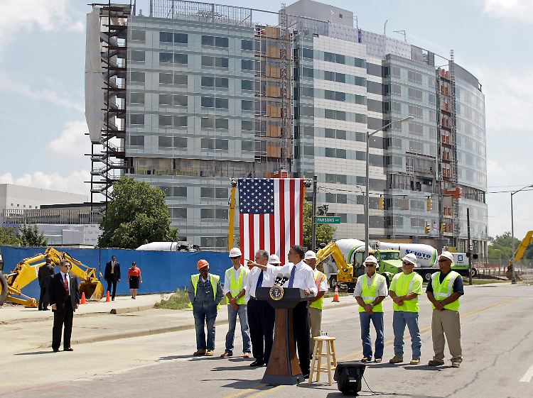 Solche Bilder braucht Obama: Der Präsident spricht zur Eröffnung eines Bauprojektes.