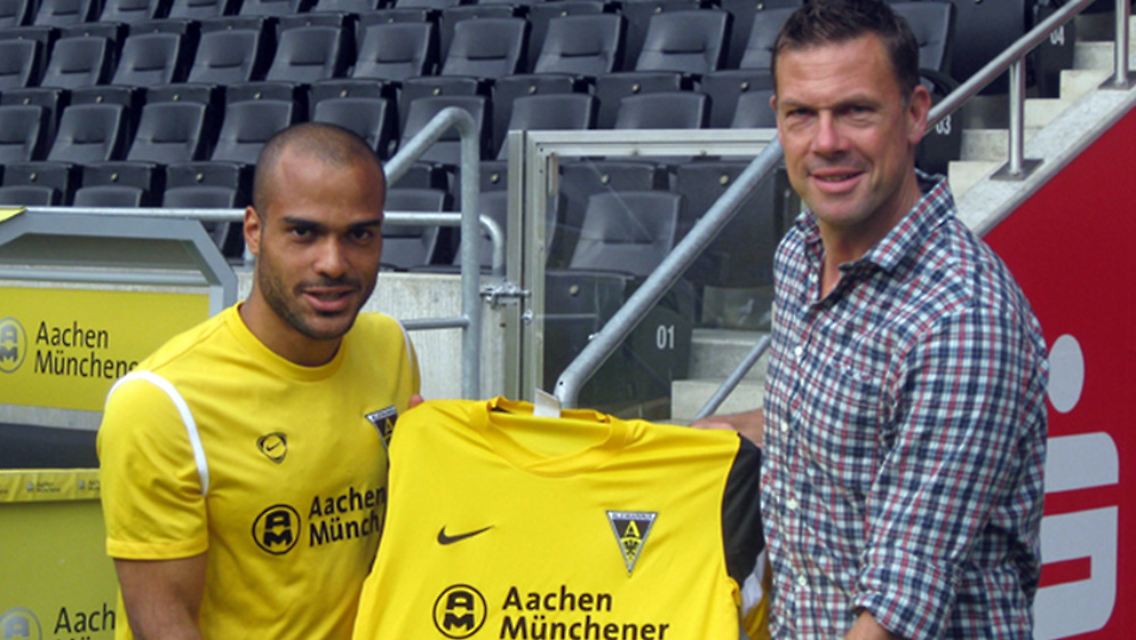 Neues Trikot, neues Glück? David Odonkor spielt nun in Aachen. Auch dank Sportdirektor Erik Meijer.