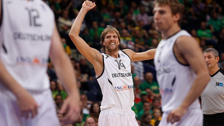 Dirk Nowitzki (M.) freut sich über einen Korb gegen die Türkei.